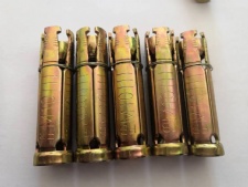 Four piece gecko expansion bolt